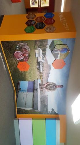 ARATAKI-HONEY-VISITOR-CENTRE-WALL-DECAL-WITH-POP-OUTS