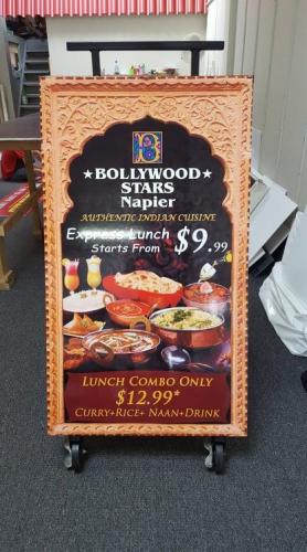 BOLLYWOOD-STAR-FOOTPATH